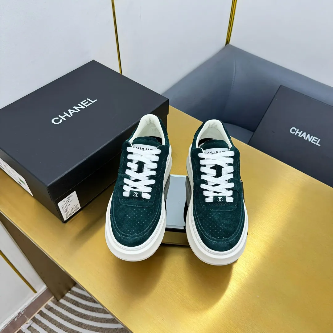 👟👟Ex-factory price 600👟👟 Upgraded version, upgraded version, upgraded version! No rebuttal accepted! ! ! ! Chanel Chanel panda shoes! 2025 counter's top casual sports shoes. This classic design; the upper is electro-embroidered with a variety of techniques; the outsole is fashionable and sporty; the unusual inclusion of a variety of color matching elements... The diversified mix and match is very good-looking and versatile, and can be used for leisure, fashion, sports, and outdoor... ꫛꫀꪝ Go➫ Materials: ❶Upper made of: original imported first-layer silk cowhide + original waterproof cloth + original first-layer cowhide ❷Inner lining: Original Yangli+Net ❸Outsole based on: Original TPU combination outsole Counter boutique packaging complete set for women 35–41 👉 👉